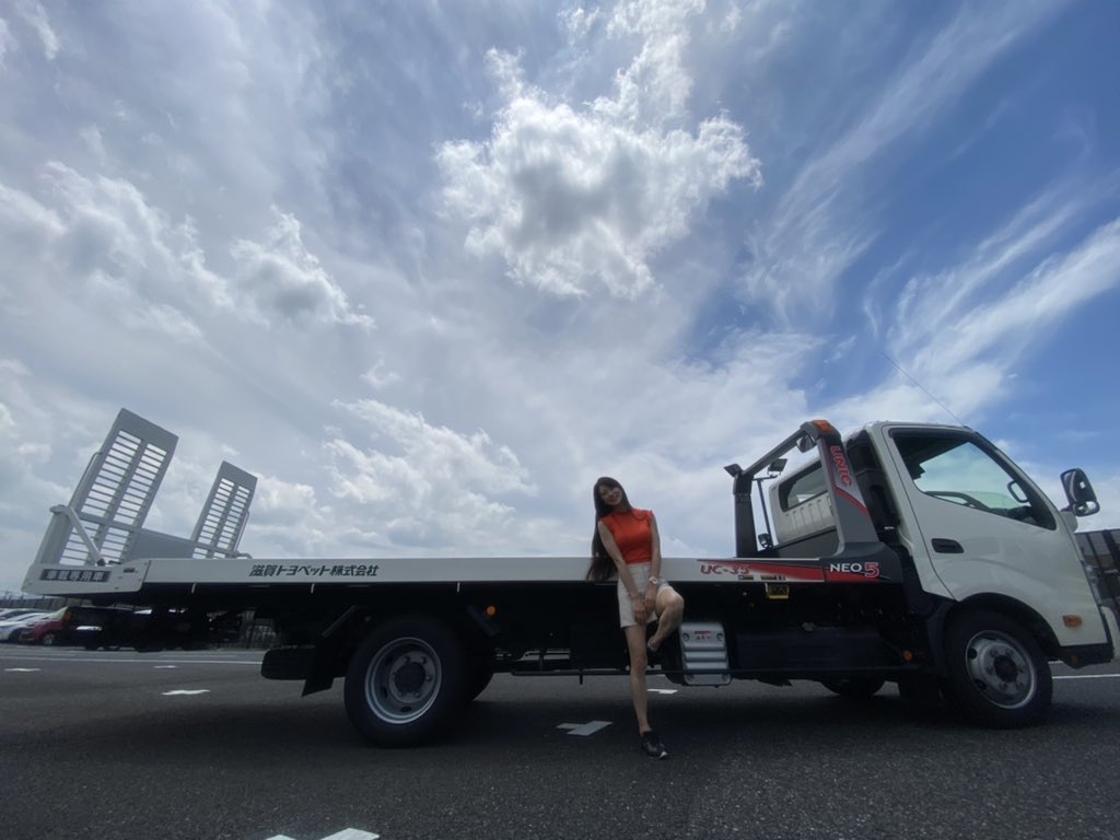 ট ইট র Aimi 好き を仕事にしてる人 今日は積載車を運転させてもらってきました なんと この車は中型8t限定免許で乗れるそう 車を載せるのが1番緊張しました 積載車 キャリアカー