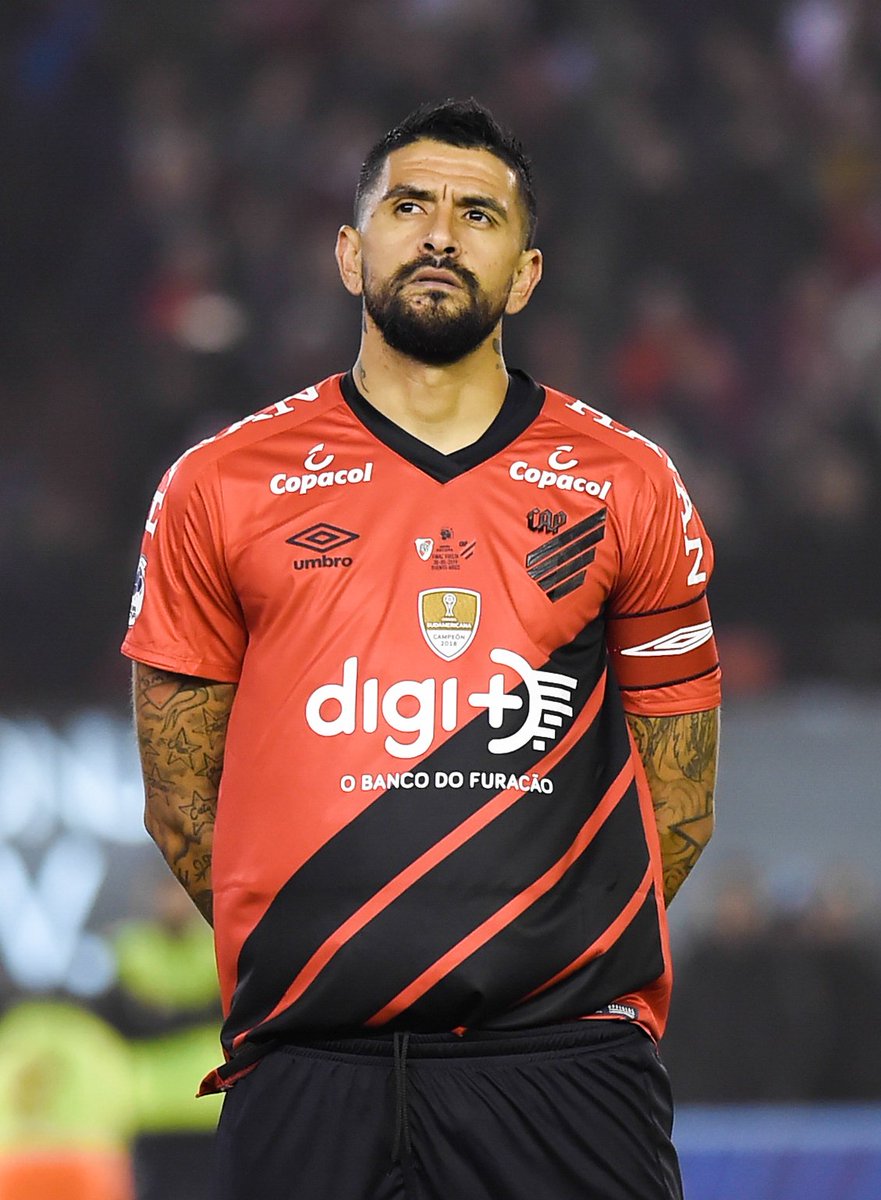 _BeFootball's tweet photo. Lucho Gonzalez a pris sa retraite cette nuit ! 😥

Il a disputé le dernier match de sa carrière avec l'Athletico Paranaense.

Après 22 ans de carrière, l'argentin aura glané 29 titres durant sa longue carrière, faisant de lui l'un des argentins les plus titrés

El Comandante 👑🇦🇷 https://t.co/2lngfpKmwD
