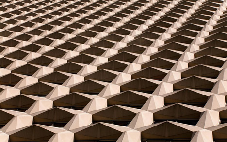 Rm_ArqT's tweet image. #ViernesDeArte 

Alexander Jacques:
“A veces me sorprende cómo una fachada que veo con mis ojos puede hacer una imagen. Primero olvidamos que es un edificio, luego las líneas y la perspectiva lo transforman todo. Al final solo vemos el patrón” 
#paramétrico #Patterns