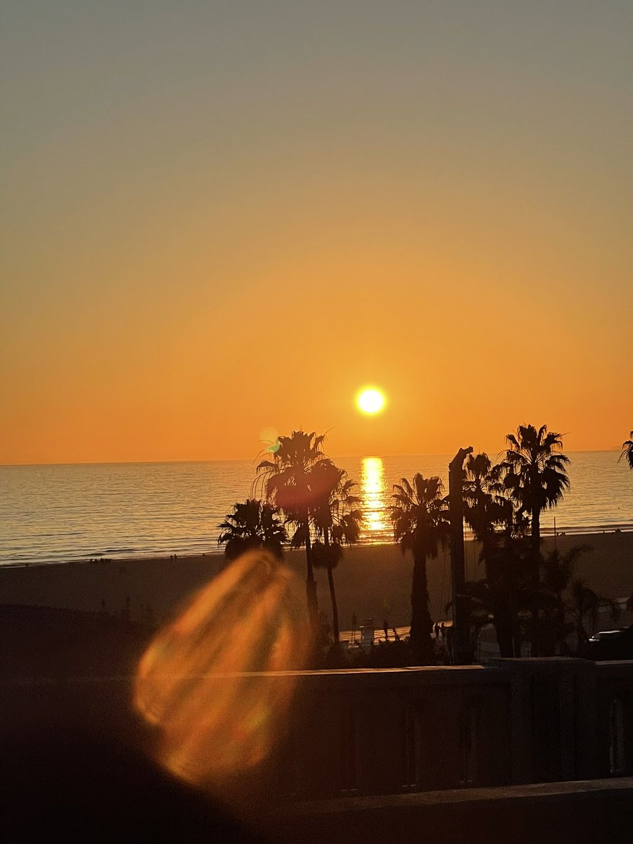 clearvueimage's tweet image. The transition of day to night is a celebration