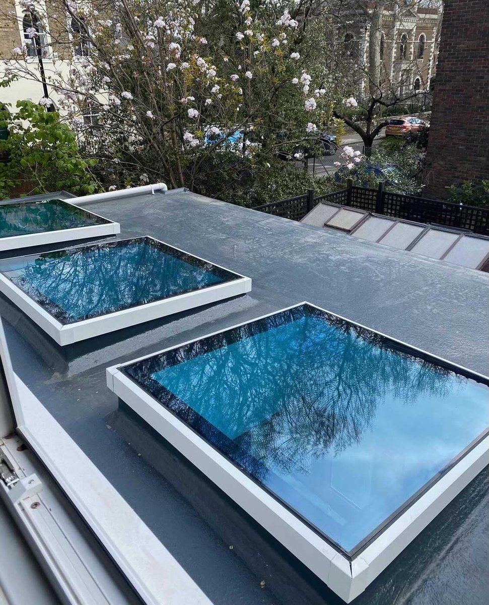 A fantastic <a href="/AtlasGlazedRoof/">Atlas Roof Solutions</a> install by our friends at <a href="/taylorglazeltd/">Taylorglaze</a> 🌟 3 flat rooflights installed into a new extension, helping to transform the space! Head to the Atlas website for more glazed roof inspiration!