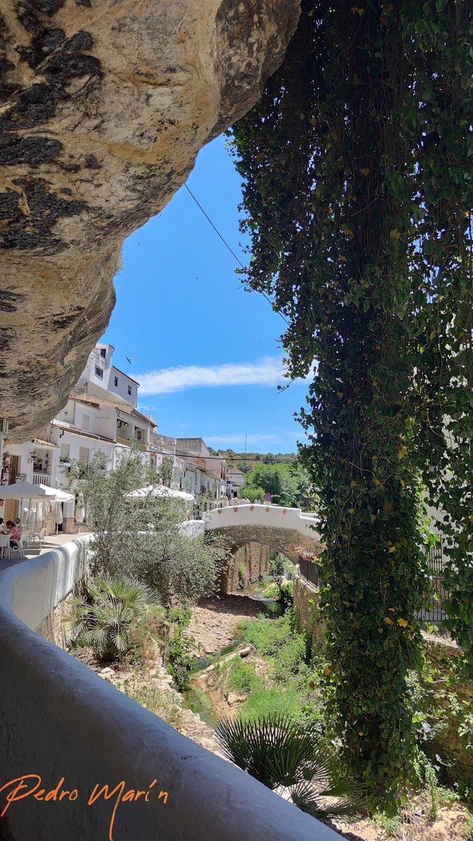 SetenilO's tweet photo. ¡No, no es un montaje! Es Setenil de las Bodegas, uno de los pueblos más bonitos de España🤪🤪

Y con esta maravilla de la naturaleza os deseamos un feliz fin de semana a todos.
Sigamos viajando 🌍

#TurismodeSetenil #SetenilteEspera 
#Andalucia #Cadiz 
📸 Pedro Luis Marin Garcia https://t.co/xQuHhNFF9m
