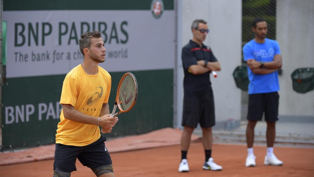 Le tirage au sort de #rolandgarros a désigné les joueurs qui affronteront nos occitans pour ce 1er tour : 
<a href="/BenjaminBonzi/">Benjamin Bonzi</a> vs 🇦🇷 Facundo BAGNIS 
<a href="/ArthurCazaux/">Arthur Cazaux</a>  vs 🇵🇱 Kamil MAJCHRZAK
<a href="/HugoGaston7/">Hugo Gaston</a> vs 🇫🇷 Richard GASQUET 
➡️fft.fr/actualites/mar…