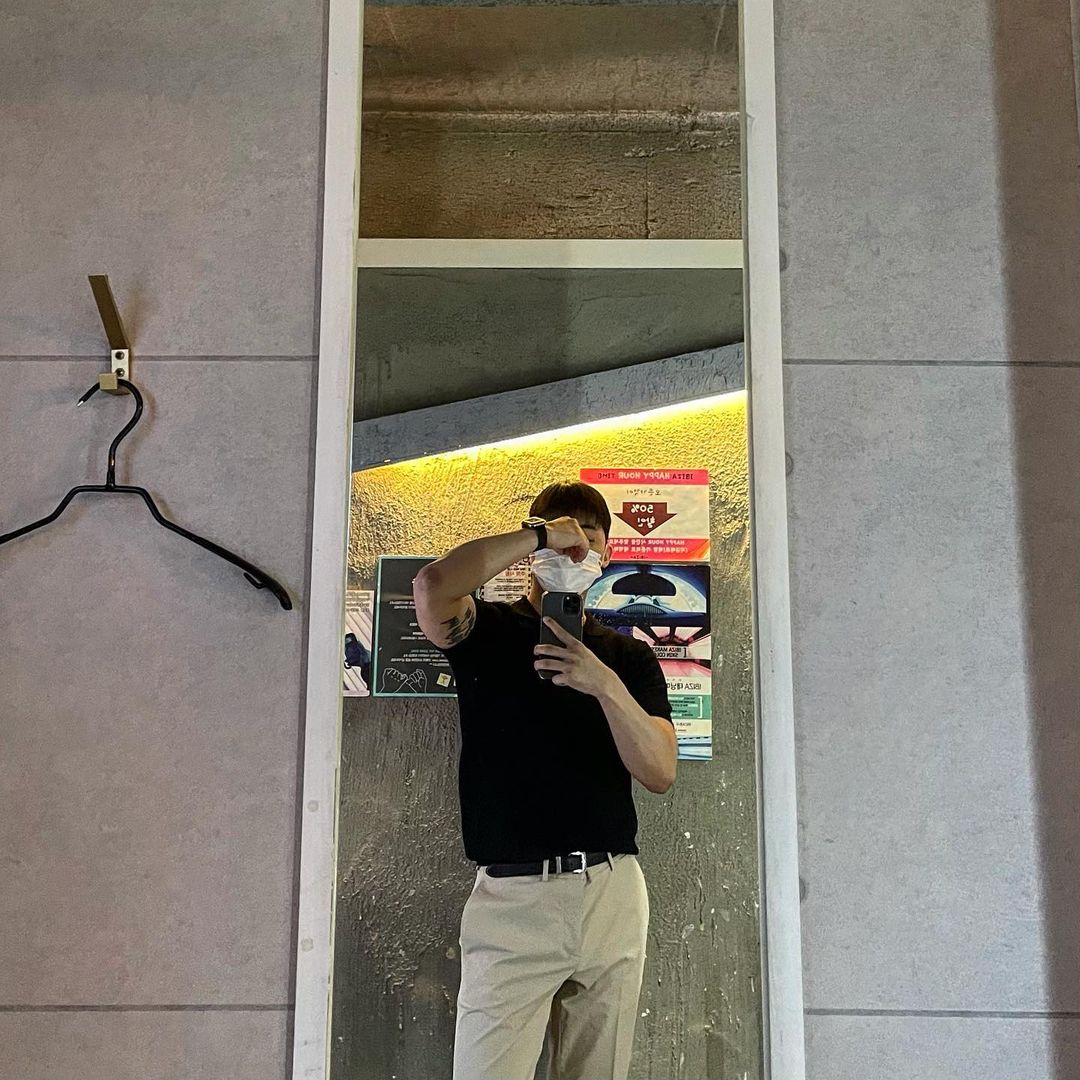 kachangjo's tweet photo. POV: Taking you out on our usual coffee-shop date. https://t.co/TlBAF7wBhR