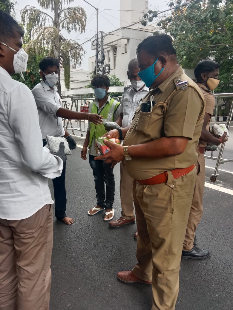 inam2235's tweet photo. #covidpeacevolunteer #18thday
Distribution of daily food packets to the elderly people, Cleaning Workers, and Police personnels who are working effectively during Covid Total Lockdown in Chennai by SHF Leaders Advocate Siva Kumar, Advocate. Manoj, Manikandan... https://t.co/yUOcTROR5C