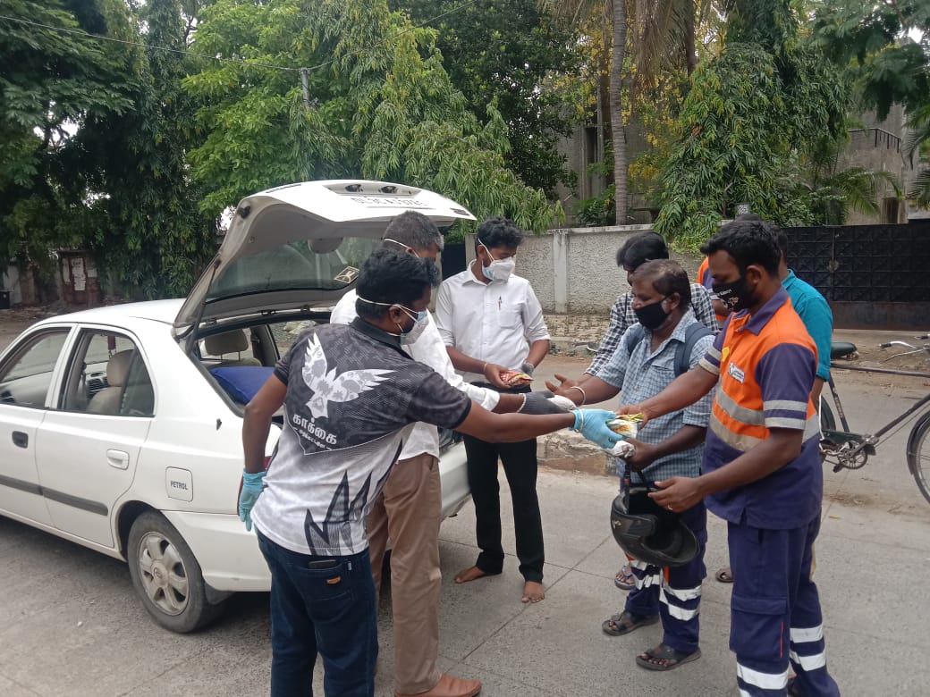 inam2235's tweet photo. #covidpeacevolunteer #18thday
Distribution of daily food packets to the elderly people, Cleaning Workers, and Police personnels who are working effectively during Covid Total Lockdown in Chennai by SHF Leaders Advocate Siva Kumar, Advocate. Manoj, Manikandan... https://t.co/yUOcTROR5C