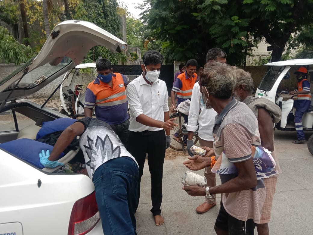 inam2235's tweet photo. #covidpeacevolunteer #18thday
Distribution of daily food packets to the elderly people, Cleaning Workers, and Police personnels who are working effectively during Covid Total Lockdown in Chennai by SHF Leaders Advocate Siva Kumar, Advocate. Manoj, Manikandan... https://t.co/yUOcTROR5C