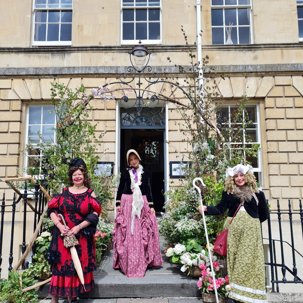 BathCurious's tweet photo. ' Fortuitously Spotting some Luscious Foliage, Mrs V, The Duchess and Mistress Moffette quickly take the Opportunity  to Look Elegant for the passing fast Gigs on Great Pultney Street'.#bathhistory #bathcuriousstrolls #greatpulteneystreet #fridayvibes https://t.co/iqijC349mG