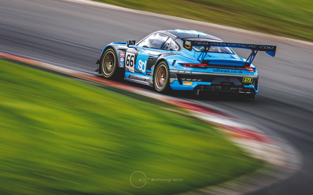 The <a href="/teamparkeracing/">Team Parker Racing</a> 911 was drawing plenty of attention last weekend 😍

#britishgt #911GT3 #Porsche