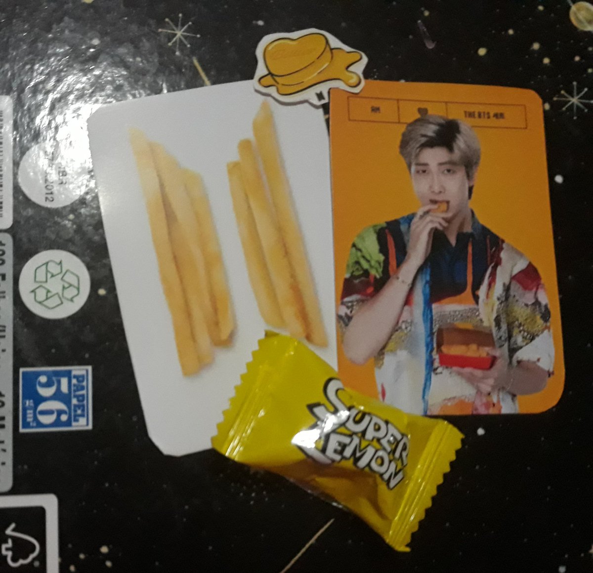 PuriiHydetinha's tweet photo. Armys de Brasilia eu fiz 7 kit com mimos do BTS para doar pq a moça da grafica fez a mais  
Os kits contem 
1 card de membro #BTSMcD 
1 card logo batatinha 
1 balinha 
1 adesivo de Butter 

Os kis foram feitos pro card de membro ser surpresa!!!  Se quiser comenta aqui. https://t.co/AE3AP0D9wp