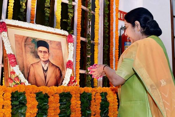 BansuriSwaraj's tweet image. स्वतंत्रता संग्राम के महान सेनानी स्वातंत्र्यवीर सावरकर जी को उनकी जयंती पर कोटि-कोटि नमन।🙏 
कालापानी में असंख्य क्रूर यातनाएं भी उनके स्वतंत्र भारत के सपने को नहीं तोड़ सकीं। उनका संकल्प व साहस हमारे लिए हमेशा एक प्रेरणास्रोत है।
 #VeerSavarkar