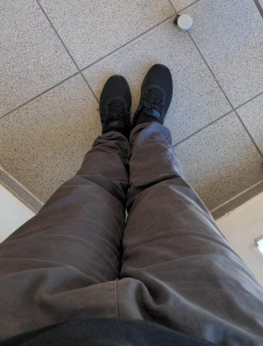 DerLeberCast's tweet photo. Das Wartezimmer ist voll, also ein Warteflur-Tweet #WarteZimmerTweet https://t.co/R22M9mEzHC