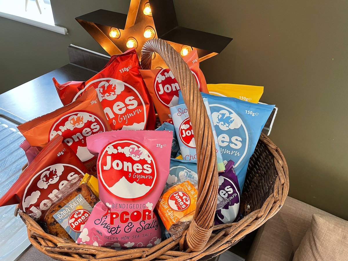 Rhywbeth diddorol wedi cyrraedd yn y post! Hynod o falch i gael y fraint o weithio gyda <a href="/JonesoGymru/">Jones o Gymru</a>. Fe allai gadarnhau - gyda diolch i'r cynhwysyn cyfrinachol (tywydd Cymru!) - mae'r byrbrydau yma mor flasus!