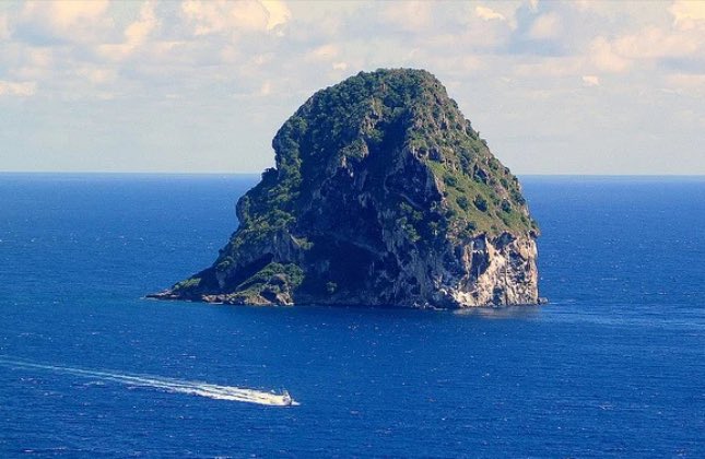 GoodtripPamplo1's tweet photo. La Roca 🪨 del Diamante es un islote completamente deshabitado del Mar Caribe 🌊 que se encuentra en el sureste de Martinicica. La forma de sus paredes rocosas recuerdan a la de un diamante, por ello se le puso este acertado nombre. ¿Lo conocías? 😁✨🌍 https://t.co/eC3EHYEh6A