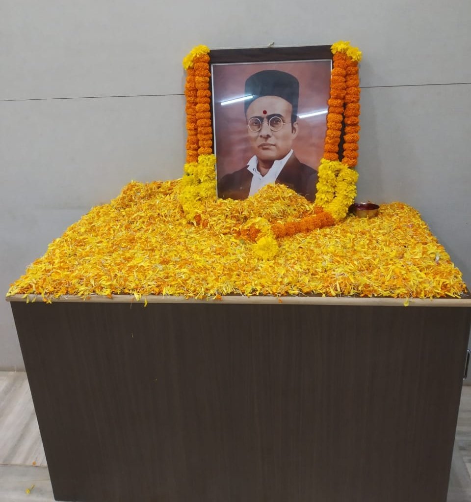 JHasnale's tweet photo. आज  दि.28 मे रोजी भारतीय स्वातंत्र्यलढ्यातील थोर क्रांतिकारक स्वांतत्र्यवीर विनायक दामोदर सावरकर यांची 138 वी जयंती निमित्त मिरा भाईंदर महापालिका कार्यालयात त्यांच्या प्रतिमेस पुष्पहार अर्पण करुन अभिवादन करताना सोबत आयुक्त श्री. दिलीप ढोले व इतर सहकारी https://t.co/3v3CISdebP