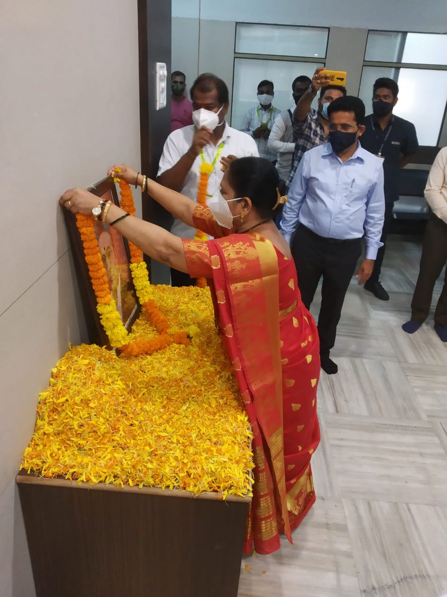 JHasnale's tweet photo. आज  दि.28 मे रोजी भारतीय स्वातंत्र्यलढ्यातील थोर क्रांतिकारक स्वांतत्र्यवीर विनायक दामोदर सावरकर यांची 138 वी जयंती निमित्त मिरा भाईंदर महापालिका कार्यालयात त्यांच्या प्रतिमेस पुष्पहार अर्पण करुन अभिवादन करताना सोबत आयुक्त श्री. दिलीप ढोले व इतर सहकारी https://t.co/3v3CISdebP