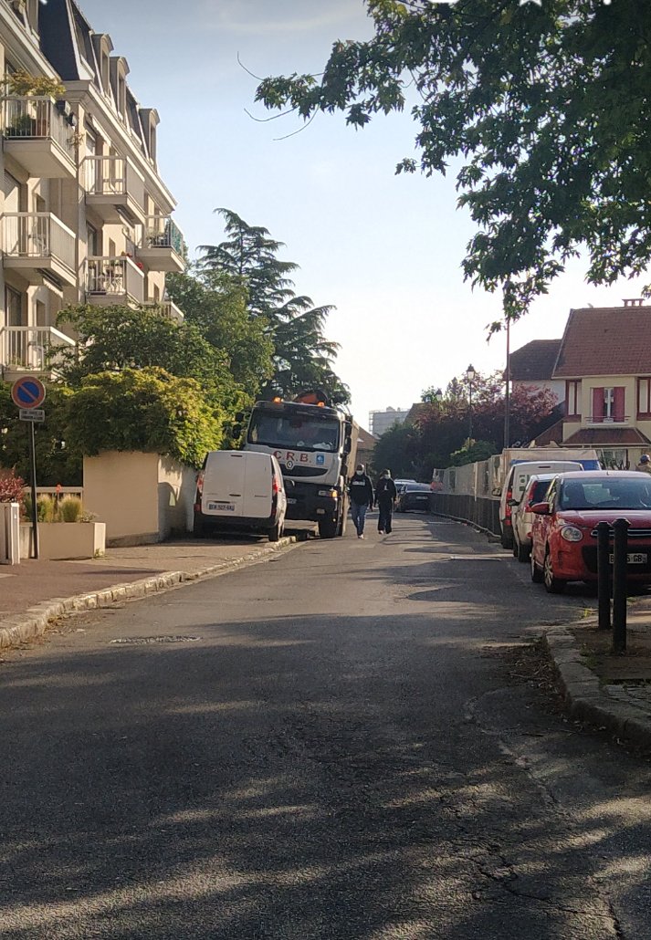🚨Bonjour <a href="/fontenay92/">Fontenay-aux-Roses</a> , malgré nos alertes encore une occupation dangereuse aujourd'hui à 8h20, des trottoirs et des passages piétons par des véhicules de chantier. La sécurité des familles qui vont à l'école n'est pas négociable, des aménagements sont impératifs rue des Potiers.