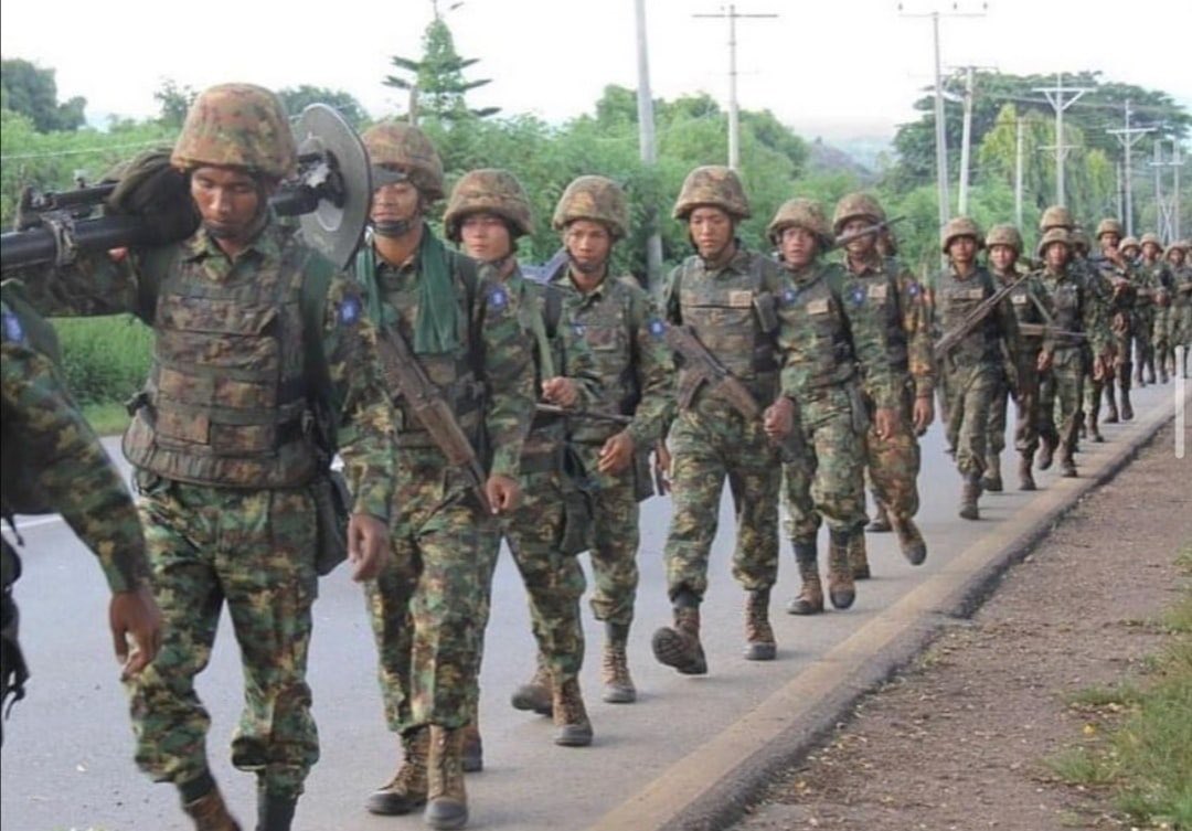 In Shwegu village,kachin State some locals are fleeing as the military councils are reinforcing their troops by ships. Reportedly over a hundred terrorists arrived at the village with heavy weapons.  #WhatsHappeningInMyanmar  #May28Coup  #GlobalArmsEmbargo