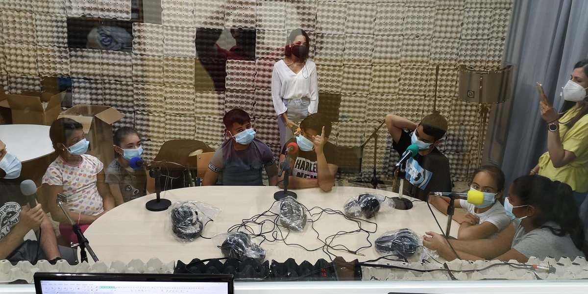 Altolatuit's tweet photo. Hoy entrevistamos en nuestra #radioescolar #radioaltola @ComunicApro_ #comunicacionfuncional @AndaluciaJunta . En el @Altolatuit los límites se quedan en la puerta y solo entran las expectativas positivas. https://t.co/8sm9YwEGH1