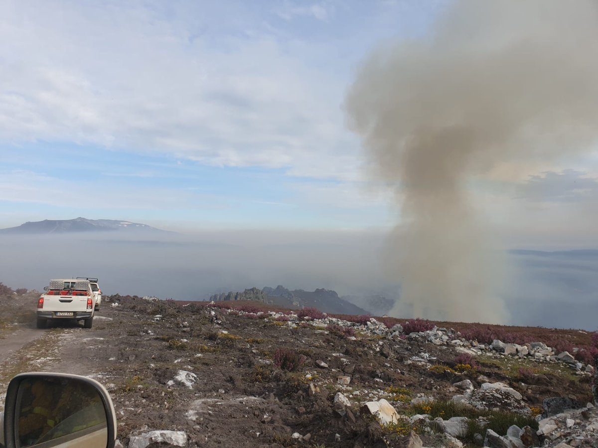 AT_Brif's tweet photo. 09:42📸#IFCampoTiroTeleno #LeónESP
Este es el aspecto que presenta el incendio a la llegada de los #BomberosForestales @briftabuyo
#IIFF
Somos #BRIF de @mitecogob https://t.co/dqjxNkRqVm