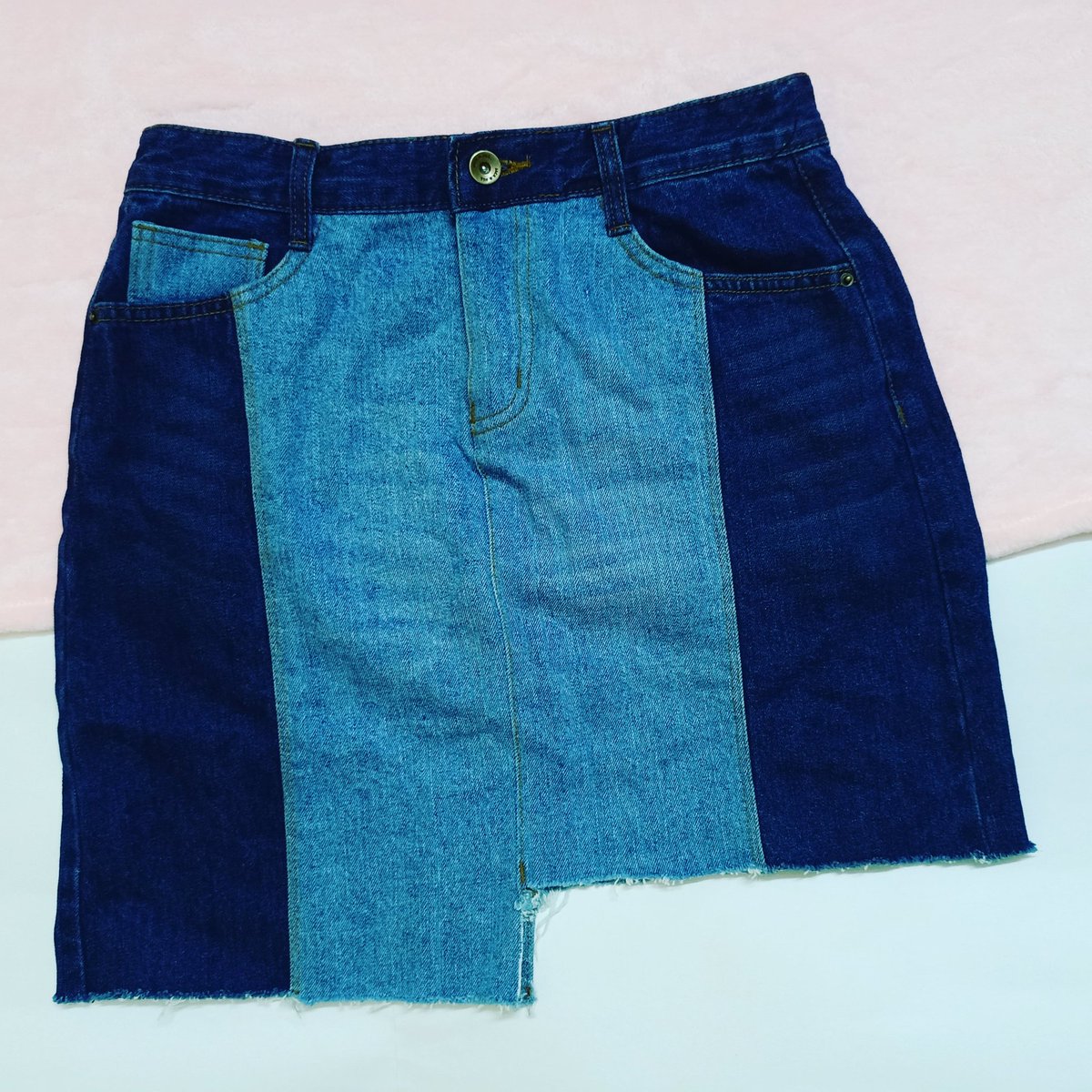 ModaArmario27's tweet photo. Colour Block Denim Skirt
Fabric- Denim
Price- Rs 250
Single piece
DM for Orders/Inquiry
#smallbusinessowners #fashionista #fashionhub https://t.co/Ica7MBLgwG