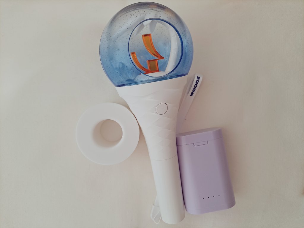 onlyYouWOODZ's tweet photo. #WOODZ 응원봉 구매후 트윗 서치하다가
발견한 배터리체크케이스&amp;응원봉홀더
응원봉 사용하지 않을때는 홀더에 세워서 보관 안에있는 소캣이랑 배터리는 케이스안에 따로 보관및 배터리 체크까지 가능 
콘서트때 꼭 필요한 필수템!!! https://t.co/5UVkSarFA1