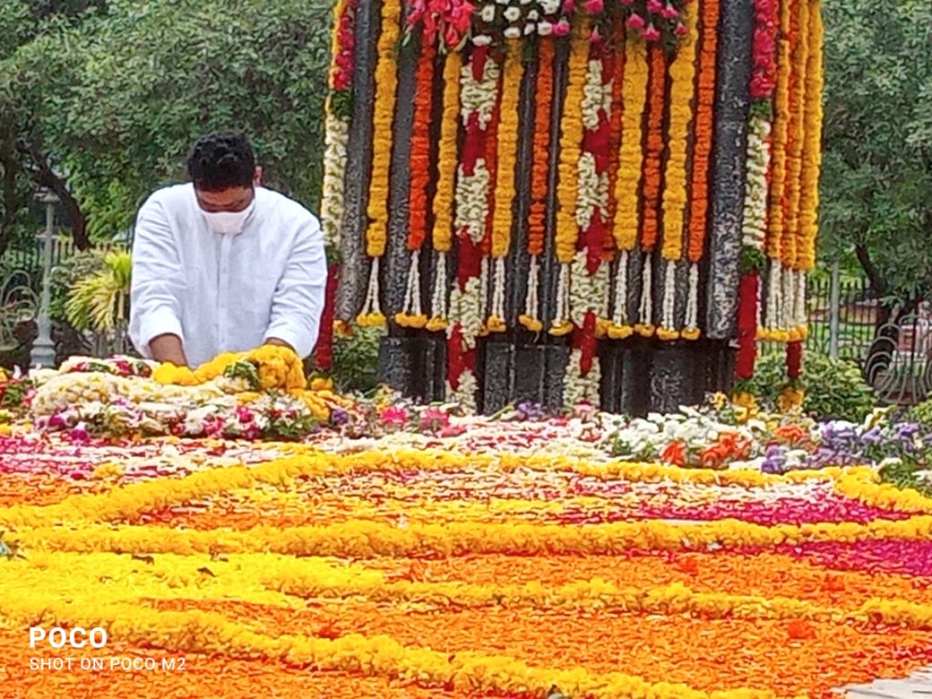 అన్న సమాధి వద్ద నివాళులు అర్పించే మాహద్భాగ్యం కలిగింది. 
Tributes to the legend .
#LegendaryNTRJayanthi