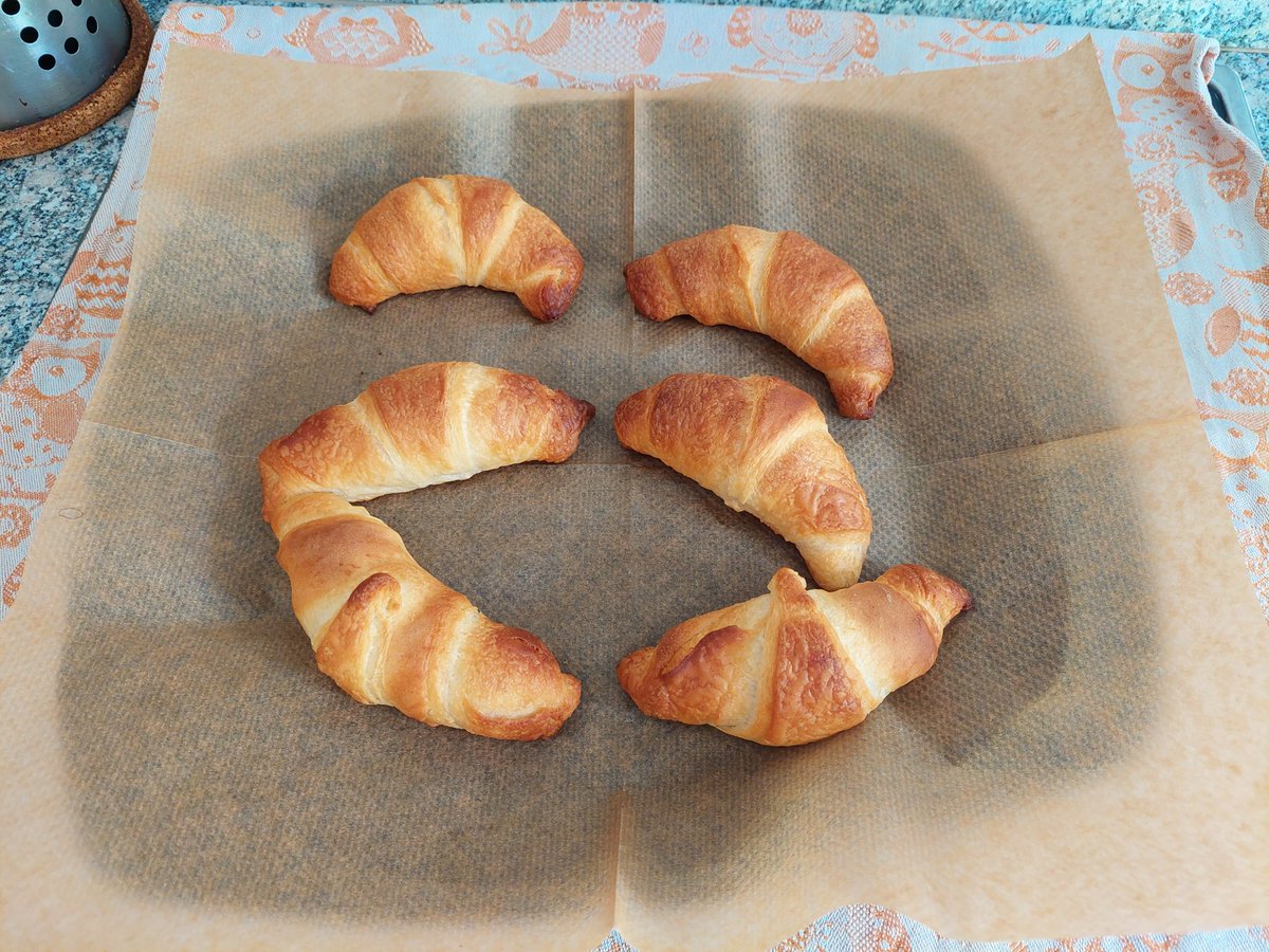 li_ulrike's tweet photo. #retro #Kindheitserinnerungen na, wer kennt sie noch? #KnackundBack Croissants 🥐 die mussten einfach mal sein und riechen immer noch gut.....🥰 https://t.co/MsR3DHuHiS