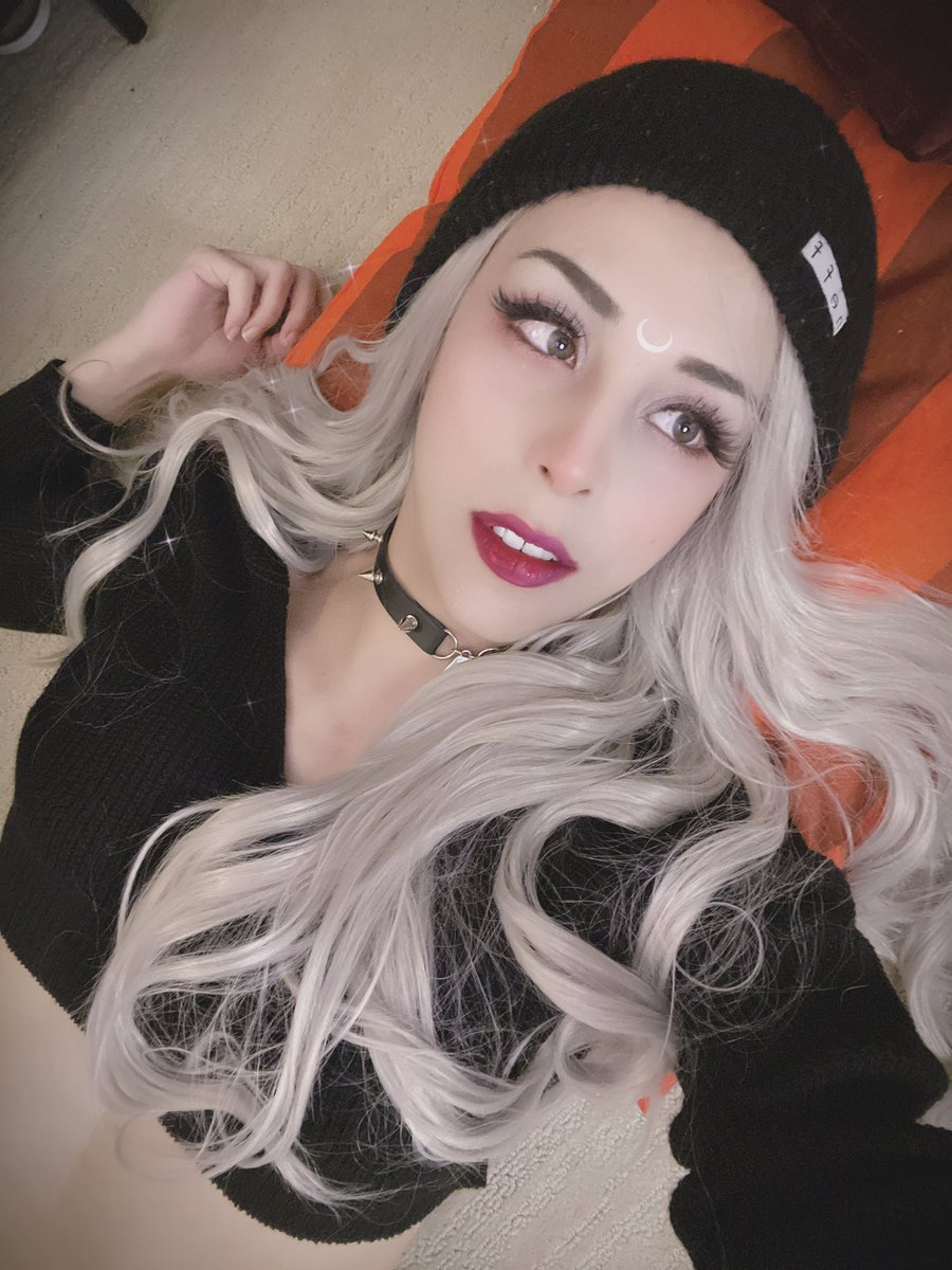 wiishery's tweet photo. Just your favorite witch bitch at your service~ #gothgirl https://t.co/csAaTJVPwI