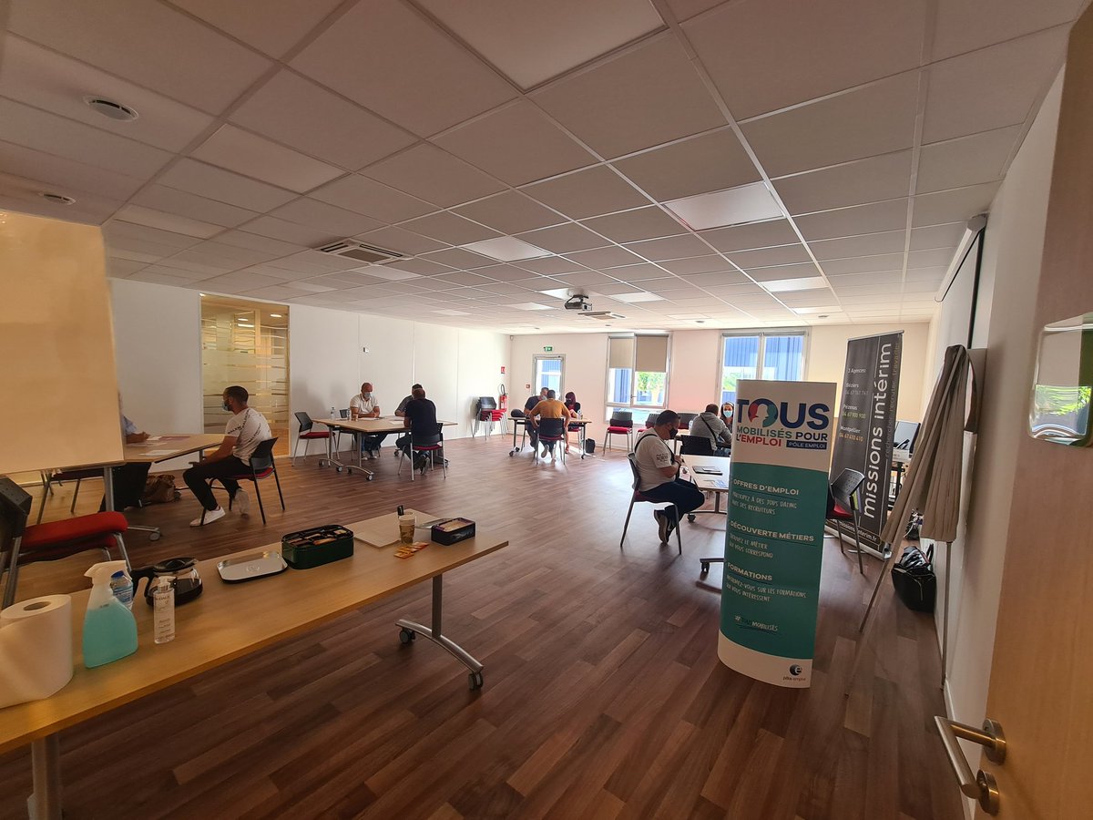 Ce matin  #Jobdating pour le secteur du #transport au @Poleemploi_oc  de <a href="/ClermontlH/">Changeons 34800</a> .  Au cours de la matinée 17 #candidats tous titulaires du #permisD rencontrent 5 employeurs. De nombreux postes à pourvoir sur le territoire. #TousMobilises
