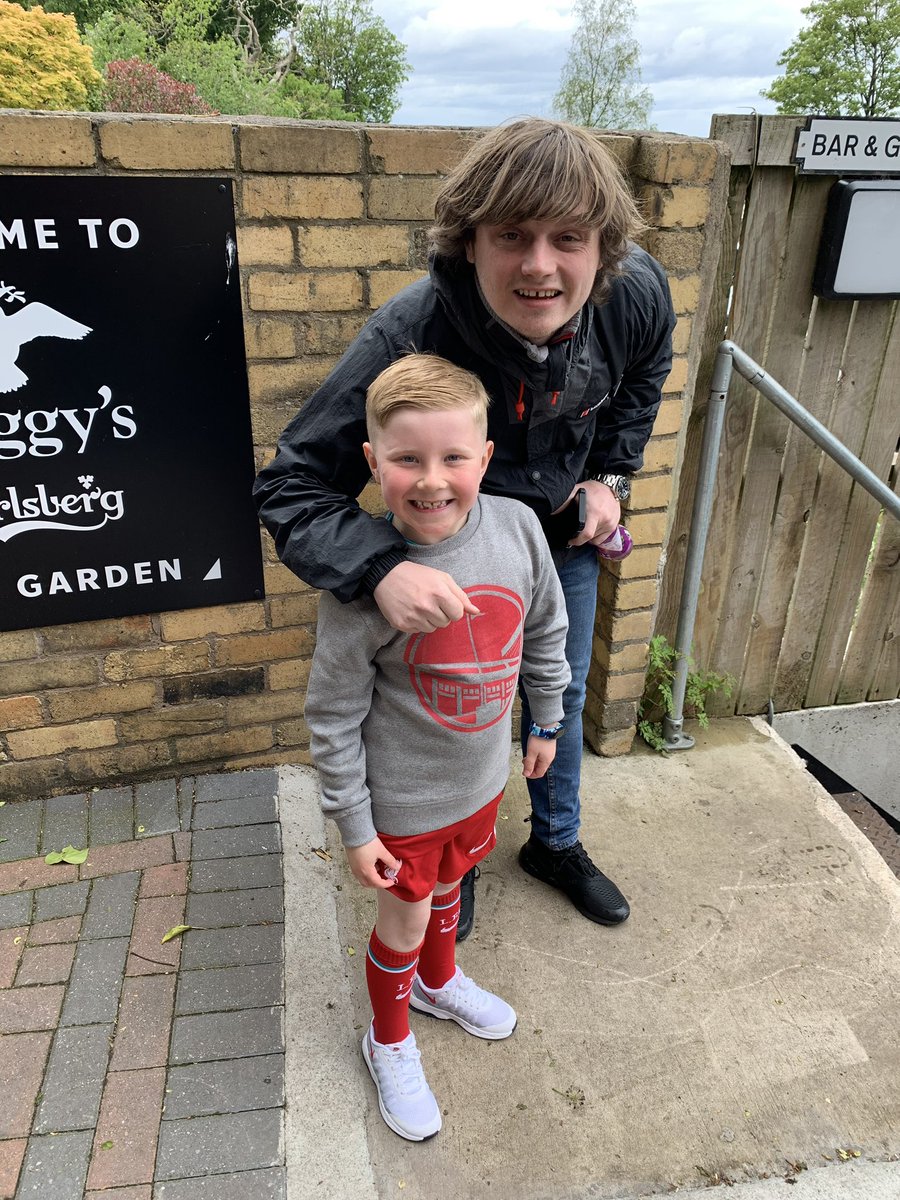Up_TheReds's tweet photo. Never meet your heroes... unless it’s @JamieWebster94...!

Young Frankie (who must own almost all of the UTR kids range) meeting Jamie on Sunday in @taggysbar https://t.co/sDa0oYg7ho