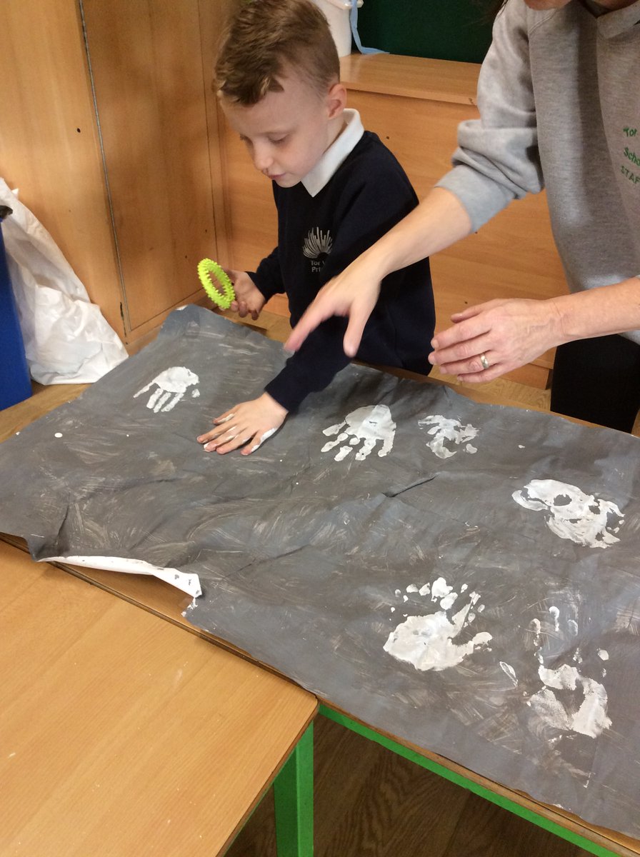 Tor_View_School's tweet photo. In P4 we have been learning about the Stone Age. We constructed a Stone Age environment and then used our creation to act like people from the Stone Age, keeping warm by the fire in our cave! #EduArtsFest #drama #TorView https://t.co/KITeIDFEYt