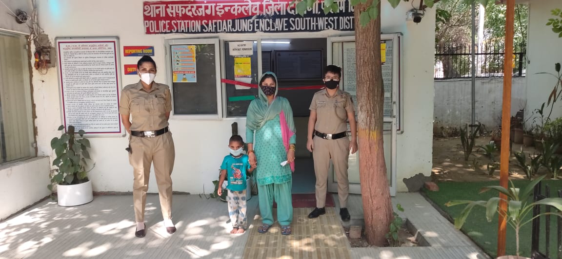 dcp_southwest's tweet photo. Staff of PS Safdarjung Enclave reunited a 2.5 yr old girl with her family after an intensive search. On 27.05.21 at 1015 PM HC Sanjeev found one unattended girl near emergency of Safdarjung Hospital. He took safe custody of the girl and called lady Ct Mukesh for her care. https://t.co/AlhaCCbGYT
