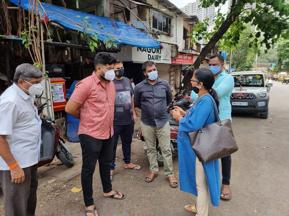 harshad_karkar's tweet photo. यशवंत तावडे मार्ग दहिसर मार्केट येथे पर्जन्य जलवाहिनी (SWD)च्या अधिकारी सौ चाफळकर व कनिष्ठ अभियंता श्री राहुल पाटील यांच्या सोबत नादुरुस्त अवस्थेत असलेला नाला व कलवटची पाहणी केली.लवकरच नवीन नाला व कलवट बांधण्यात यावा यासाठी अधिकाऱ्यांना आदेश दिले @CMOMaharashtra @AUThackeray https://t.co/dgBeY6XtoD