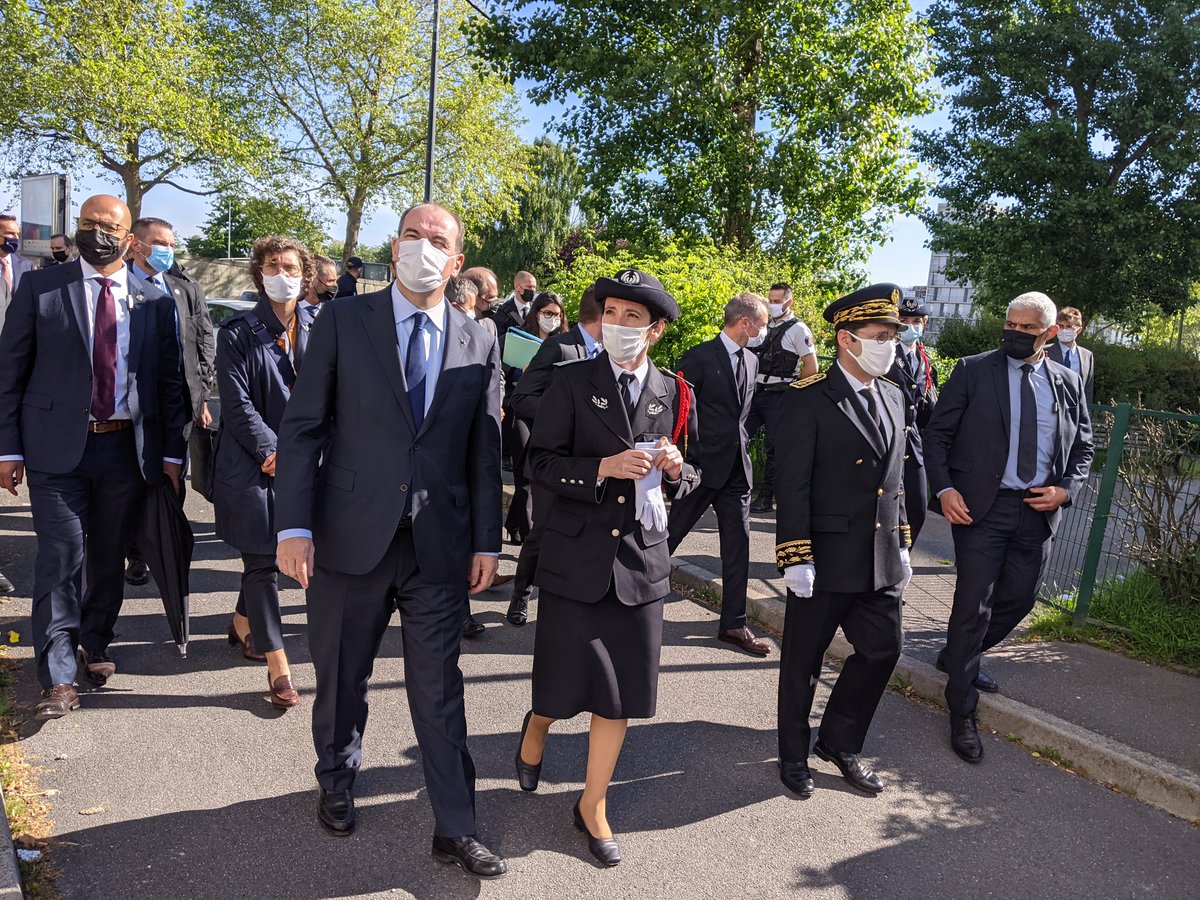 Prefet93's tweet photo. Échanges avec des fonctionnaires de #police dans les quartiers de Gabriel Péri et Salvador Allende à @VilleSaintDenis 
👉 Cartographie des points de deal  dans les quartiers de reconquête républicaine
👉 Moyens mis en œuvre dans le cadre de lutte contre le trafic de #stupéfiants https://t.co/SERhvPI3WE