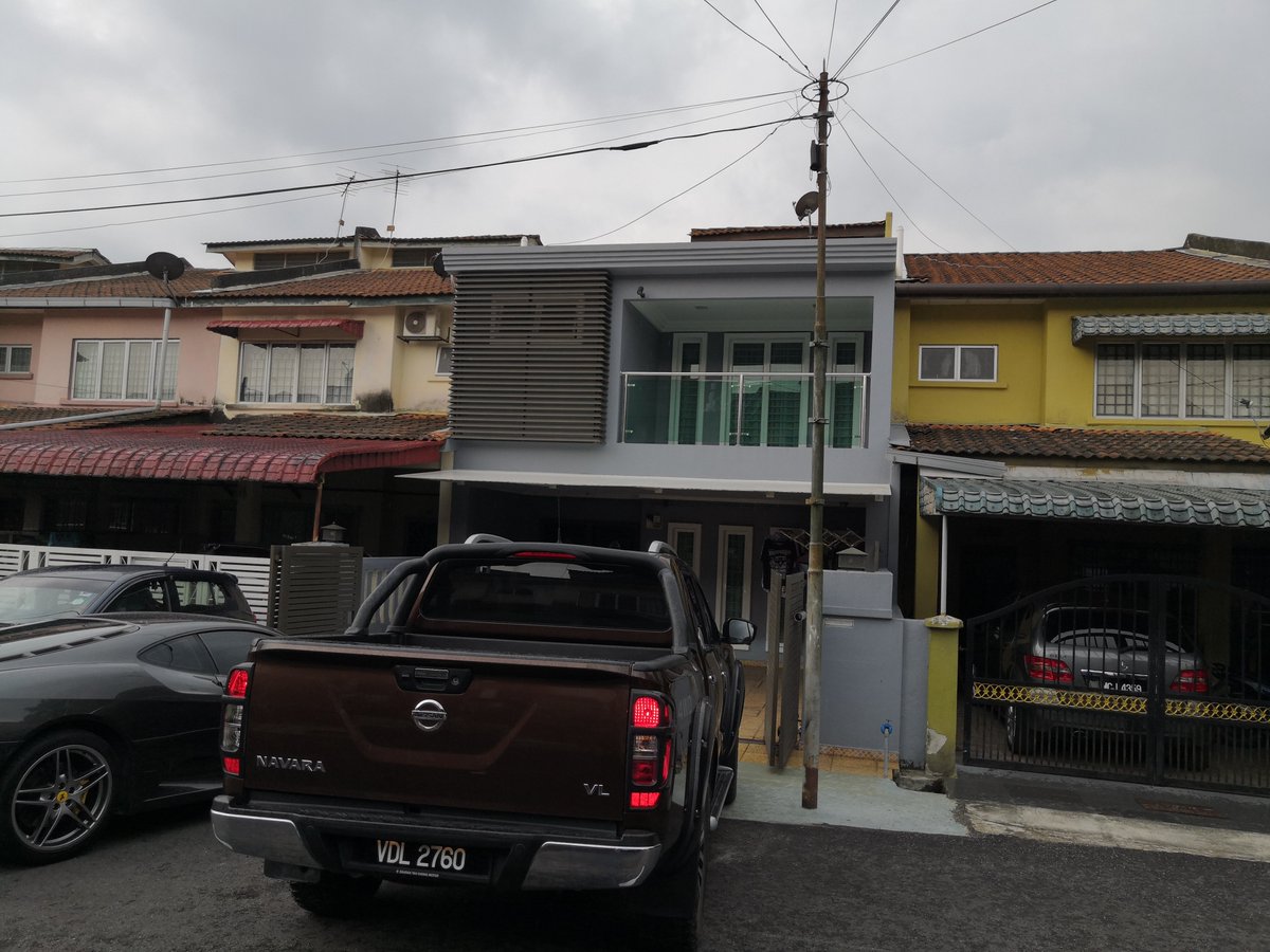 mjarsenal's tweet photo. @helpmeunifi selama 10 tahun I sudah sabar dengan tiang TM YANG TERPACAK depan rumah saya yang menghalang pergerakan kenderaan saya.Tolong alihkan. https://t.co/xsfREf5umT