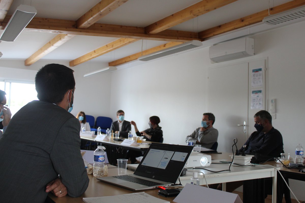 ANCTerritoires's tweet photo. 🚀 Fabrique prospective ANCT sur les sites industriels de demain : 1⃣er séminaire local de la CC Vie et Boulogne dans les locaux de l’entreprise "Transports Legrand" sur le site Espace Vie Atlantique à @Aizenay_ville. 
👉 Project° photos et plans pr dresser un récit du site. https://t.co/oUXAu5udKH