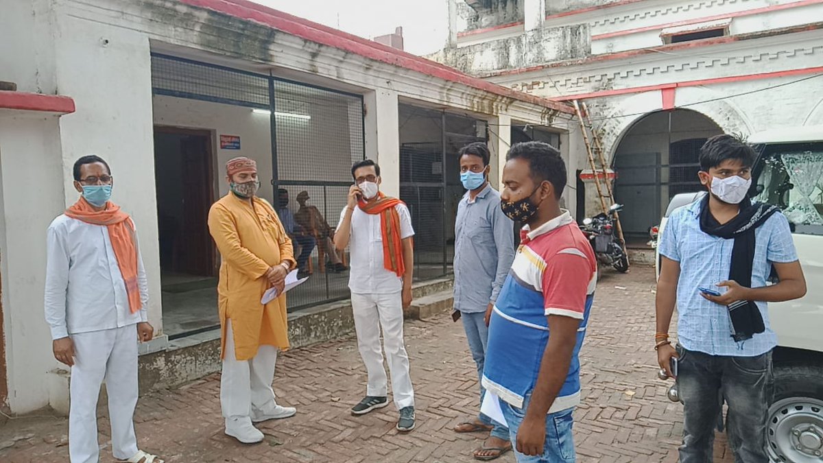 MHARIVANSHBJP's tweet photo. माननीय मुख्यमंत्री जी
 उत्तर प्रदेश 
  अवगत कराना है कि आजमगढ़ जिले में गौ तस्करी जोरों पर है जिसमें मुबारकपुर थाना क्षेत्र में स्लाटर हाउस अवैध रूप से पसु को तस्करी हो रही है एल आई ओ को सूचना देने के बावजूद भी पुलिस प्रशासन ज्ञापन लेने से किया इनकार
कृपया संज्ञान ले
@Uppolice https://t.co/LRX3BJkWJN