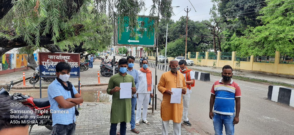 MHARIVANSHBJP's tweet photo. माननीय मुख्यमंत्री जी
 उत्तर प्रदेश 
  अवगत कराना है कि आजमगढ़ जिले में गौ तस्करी जोरों पर है जिसमें मुबारकपुर थाना क्षेत्र में स्लाटर हाउस अवैध रूप से पसु को तस्करी हो रही है एल आई ओ को सूचना देने के बावजूद भी पुलिस प्रशासन ज्ञापन लेने से किया इनकार
कृपया संज्ञान ले
@Uppolice https://t.co/LRX3BJkWJN