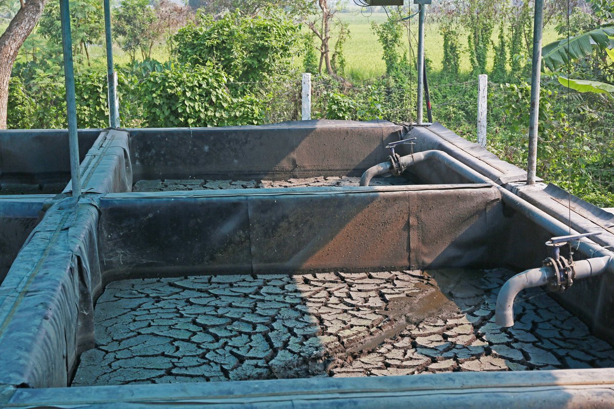 How to decide on the right treatment #technology for #faecal sludge if you don't have real-life experiences at hand? <a href="/SNV_WASH/">SNV WASH</a> together with @UTSISF launched a publication to provide more insight on #SanitationTreatmentOptions  #InformedChoice dutchwatersector.com/news/how-do-lo…