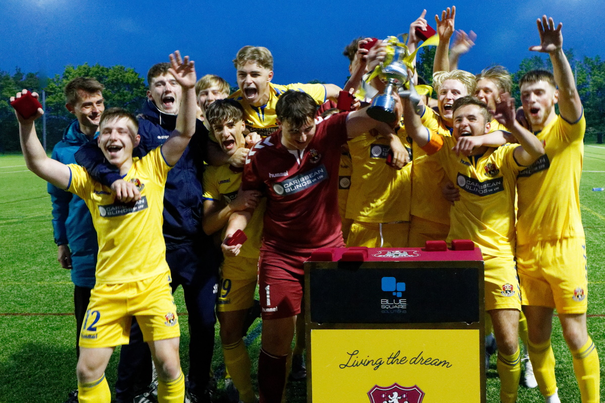 SuffolkFA's tweet photo. The @sayitasitis1235 Suffolk Boys' U18 Midweek Cup Final | @AFCSudbury make it five wins on the bounce after dominant display against gallant @leistonfc

https://t.co/Yc1KJXv5rG

#SFAcountycups 
#AThrivingLocalGame https://t.co/LDZEKEDG68