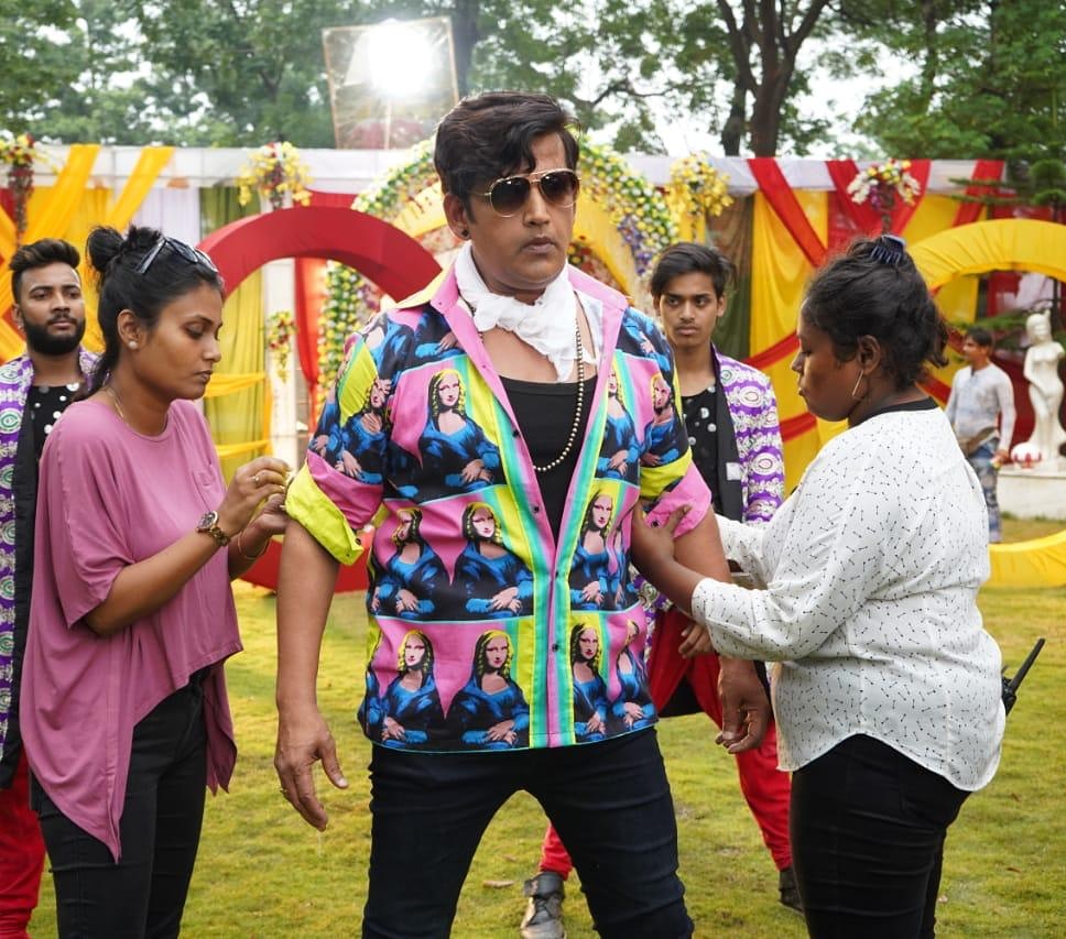 ranjitrodricks's tweet photo. Bollywood stylist @rupacj got us to make a customized shirt in our famed Monalisa print for critically acclaimed actor @ravikishann for a song sequence in an upcoming film. #menswear #mensfashion #mensstyle #resortwear #beachwear #beachstyle #JuiceByRanjitRodricks #bollywood https://t.co/YtkDmgKyX4