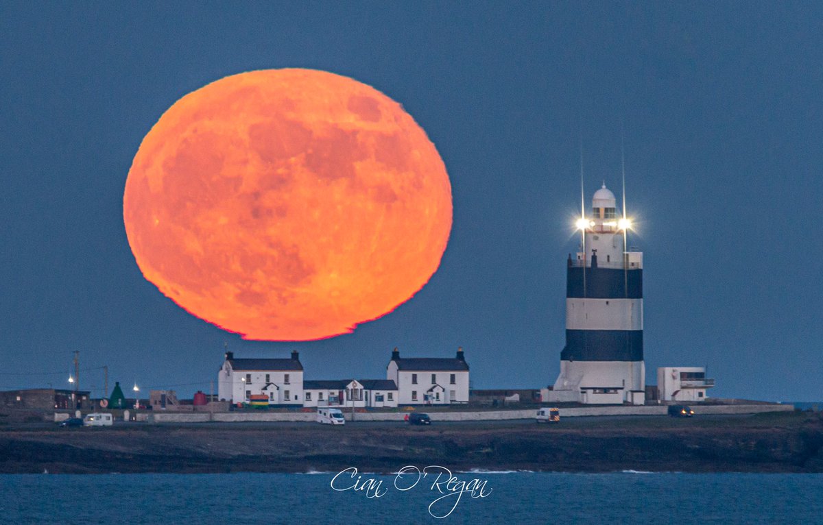 A shot of Wednesday’s ‘Flower Moon’ rising over Hook Head Lighthouse in County Wexford, Ireland - the oldest continuously operated lighthouse in the world! cianoregan.com/products/hook #FlowerMoon #Supermoon #Wexford #Ireland #Lighthouse #LoveIreland 🌕