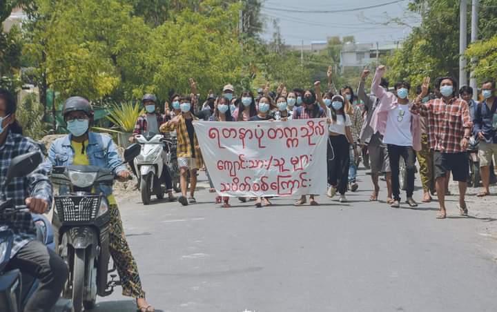 Students from Yadanabon University in Mandalay took to the streets to protest against the military dictatorship.
#WhatsHappeningInMyanmar
#May28Coup