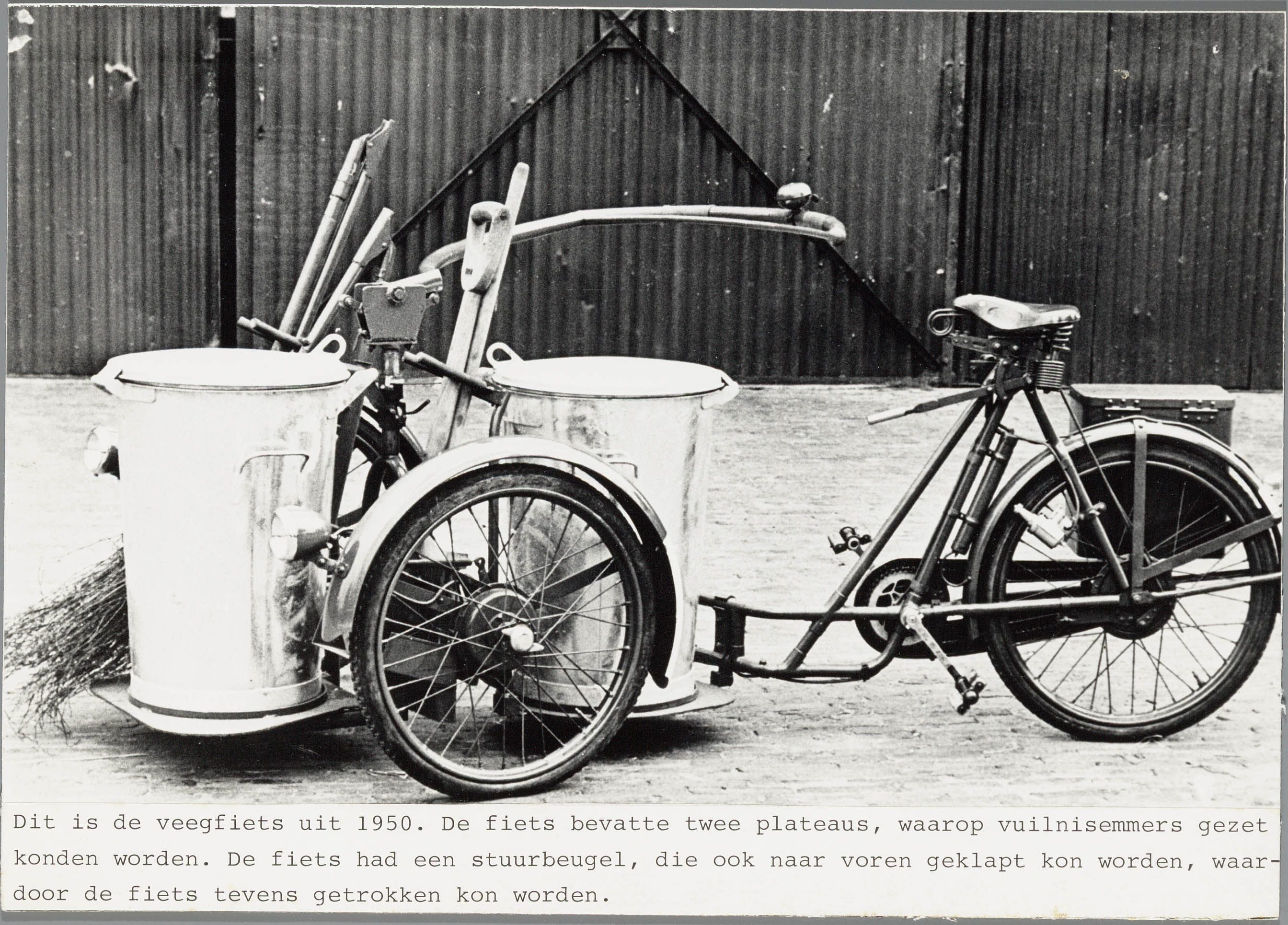 opzettelijk deed het Altaar Gemeentearchief on Twitter: "Veegfiets uit 1950 op de Westzanerdijk te  #Zaandam. De #FIETS bevatte twee plateaus voor vuilnisemmers en een  stuurbeugel, die ook naar voren geklapt kon worden, om de fiets te