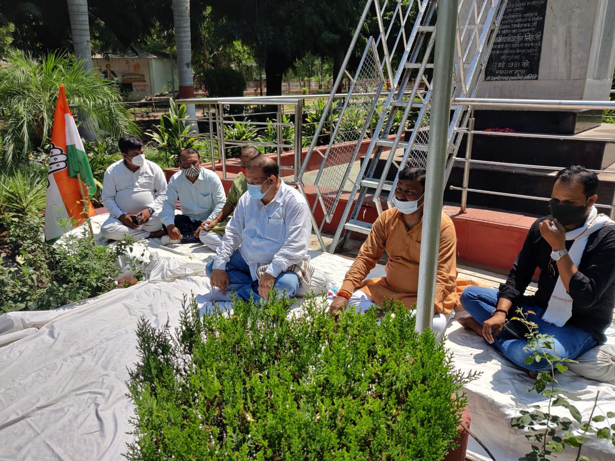 SatishSGwalior's tweet photo. पूर्व मुख्यमंत्री मान. श्री कमलनाथ जी के खिलाफ क्राइम ब्रांच थाने में FIR दर्ज करने के विरोध में शहर जिला कांग्रेस कमेटी द्वारा आयोजित "बाबा साहेब" डॉ. भीमराव अंबेडकर जी की प्रतिमा पर "मौन धरने" में सम्मिलित होकर अपना विरोध दर्ज कराया।

#मैं_भी_कमलनाथ  @OfficeOfKNath https://t.co/WLU1VkeFK0