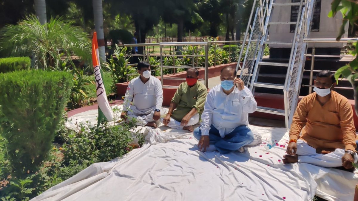 SatishSGwalior's tweet photo. पूर्व मुख्यमंत्री मान. श्री कमलनाथ जी के खिलाफ क्राइम ब्रांच थाने में FIR दर्ज करने के विरोध में शहर जिला कांग्रेस कमेटी द्वारा आयोजित "बाबा साहेब" डॉ. भीमराव अंबेडकर जी की प्रतिमा पर "मौन धरने" में सम्मिलित होकर अपना विरोध दर्ज कराया।

#मैं_भी_कमलनाथ  @OfficeOfKNath https://t.co/WLU1VkeFK0