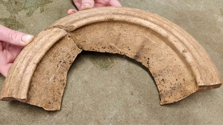 AS_WYAS's tweet photo. For #FindsFriday we have some lovely Roman pottery. During the cleaning of the pottery the post-excavation team found that some of the sherds fit back together. https://t.co/7YwmTVo0aU