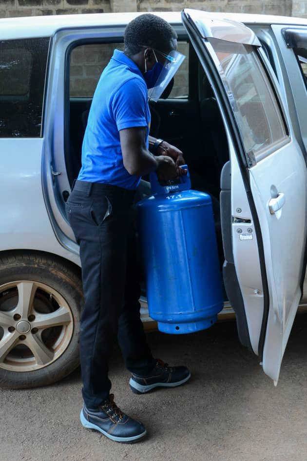 QuteJR's tweet photo. The #ShellGasDelivery project is here for you, you don’t have to drive and incur costs because they can deliver all sizes to you at no charge, YES! Delivery is free and the no call charges 😎
Call 📞 0800980098 and patronize @Shell_Uganda with your orders for cooking Gas https://t.co/ODajXRmDDp