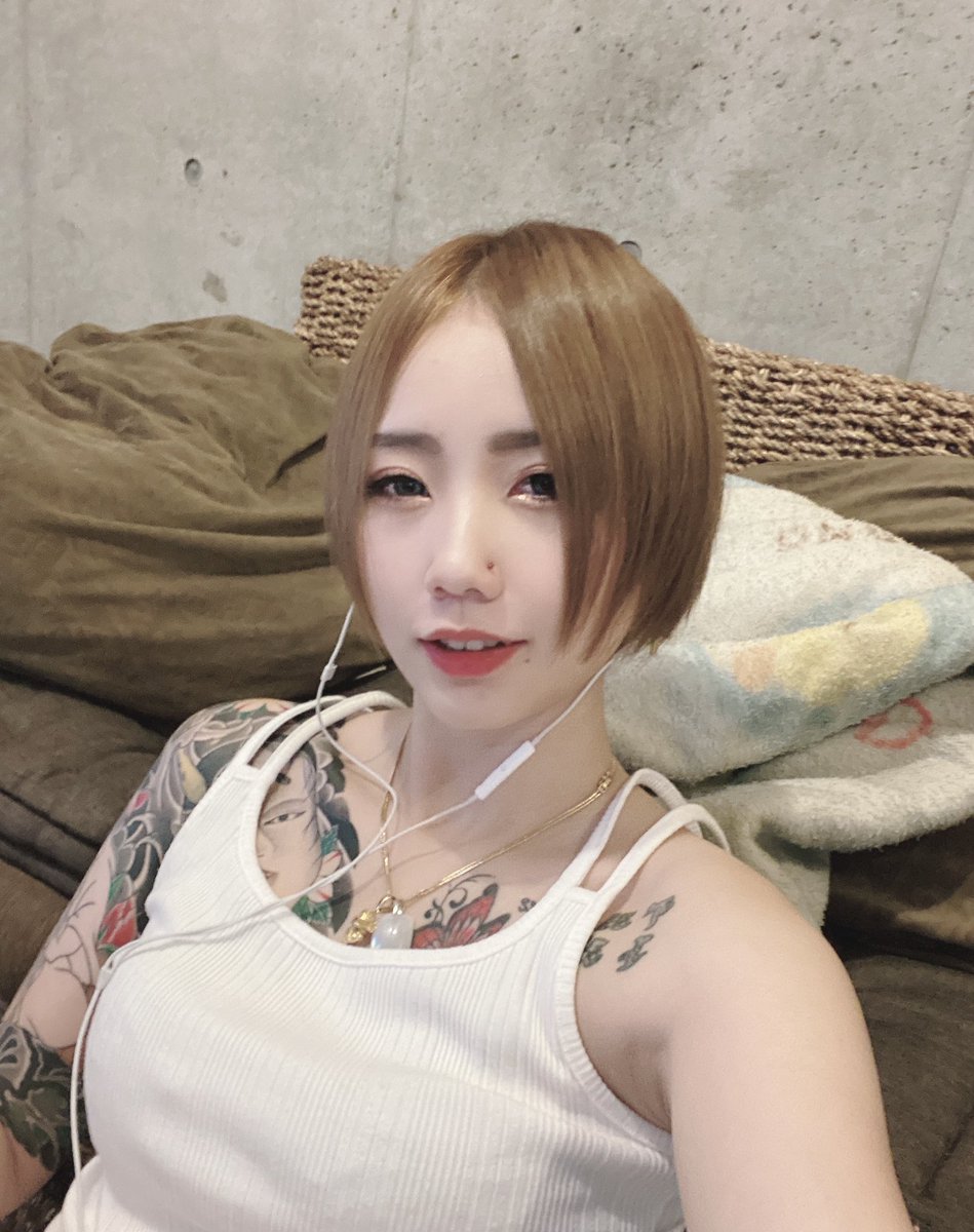Bf7oCu's tweet photo. あれ、なんか男っぽくない？？どの角度から撮っても女子力がない😭 https://t.co/RDj9Kwb2yY